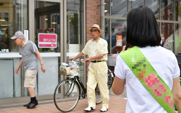 街頭で演説する女性候補（4日、大阪市都島区）=一部画像処理しています