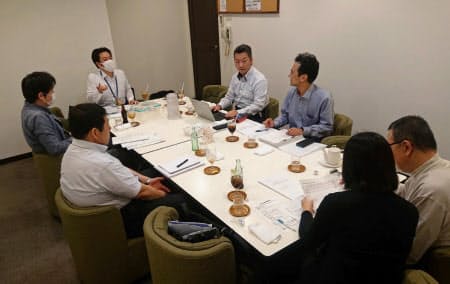 管理組合の理事に就任したマンション管理士の別所さん(右から4人目、東京都荒川区)