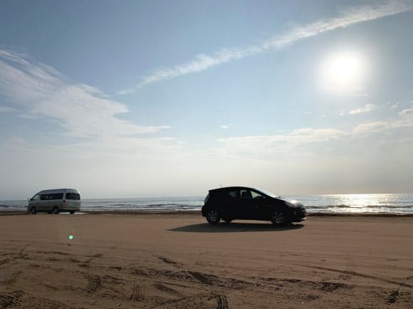 千里浜なぎさドライブウェイ 石川県能登半島 車でバイクで砂浜快走 日本経済新聞