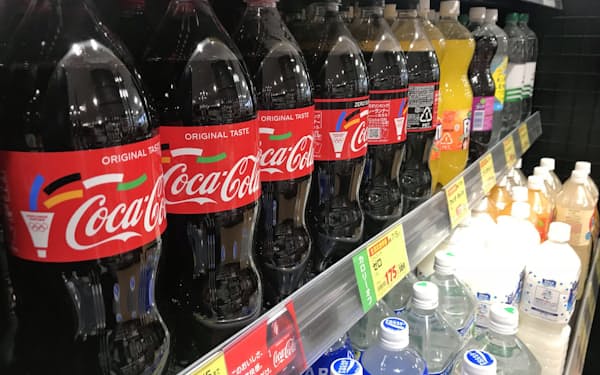 日本コカ・コーラは2030年までにペットボトル原料を全て再生素材や植物由来素材に切り替える。（都内のスーパー）