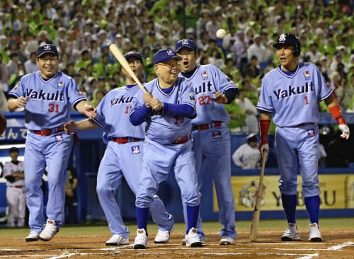 野村克也氏 代打で打席に ヤクルトが50周年ob戦 写真 共同 日本経済新聞