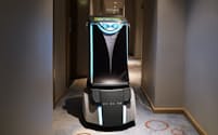 楽易住の無人ホテルでは宿泊客がオーダーした商品をロボットが客室まで運ぶ（中国・深圳）