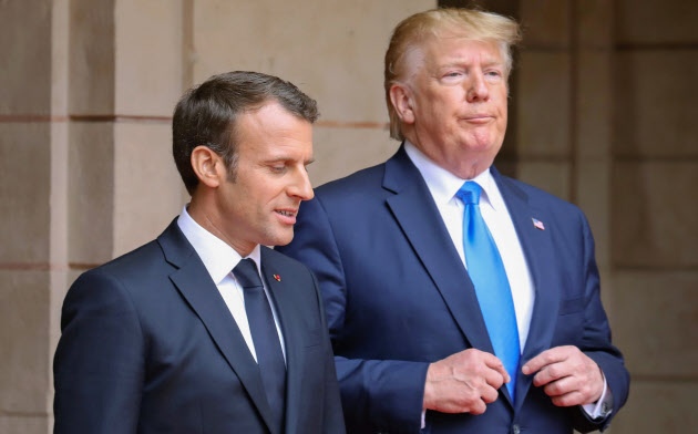 フランスのデジタル税導入で貿易摩擦の暗雲がたちこめてきたマクロン仏大統領(左)とトランプ米大統領=ロイター フランスのデジタル税導入で貿易摩擦の暗雲がたちこめてきたマクロン仏大統領(左)とトランプ米大統領=ロイター