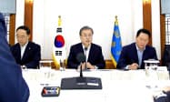 日本の輸出規制強化を巡る会議に出席した文在寅大統領(10日、韓国大統領府)=聯合・共同 日本の輸出規制強化を巡る会議に出席した文在寅大統領(10日、韓国大統領府)=聯合・共同