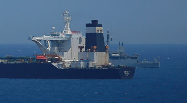 イラン産とみられる原油をシリアに輸送しようとして拿捕された大型タンカーと英海軍艦船=ロイター イラン産とみられる原油をシリアに輸送しようとして拿捕された大型タンカーと英海軍艦船=ロイター