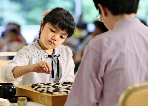 中国の●(くさかんむりに内)迺偉九段(右)と公開対局する仲邑菫初段(13日、金沢市)=共同 中国の●(くさかんむりに内)迺偉九段(右)と公開対局する仲邑菫初段(13日、金沢市)=共同