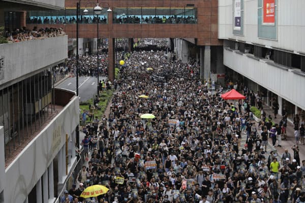 「逃亡犯条例」改正案に反対するデモが続いている(14日、香港)=AP