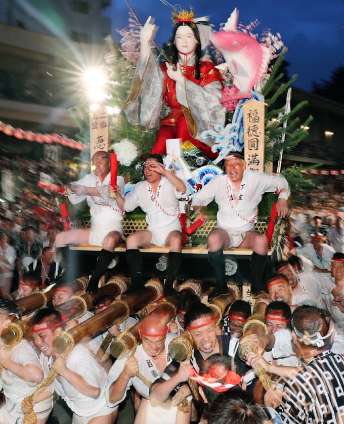 博多祇園山笠 令和初の 追い山 疾走 日本経済新聞