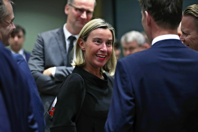 EUの外相理事会にのぞむモゲリーニ外交安全保障上級代表(15日、ブリュッセル)=AP EUの外相理事会にのぞむモゲリーニ外交安全保障上級代表(15日、ブリュッセル)=AP