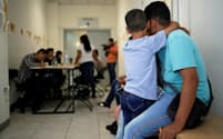 米国への難民申請の順番を待つエルサルバドル人の親子=ロイター