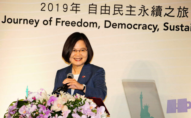 12日、米ニューヨークの会合で、あいさつする台湾の蔡英文総統=中央通信社・共同 12日、米ニューヨークの会合で、あいさつする台湾の蔡英文総統=中央通信社・共同