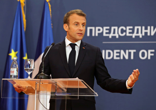15日、記者会見するマクロン仏大統領(ベオグラード)=ロイター 15日、記者会見するマクロン仏大統領(ベオグラード)=ロイター