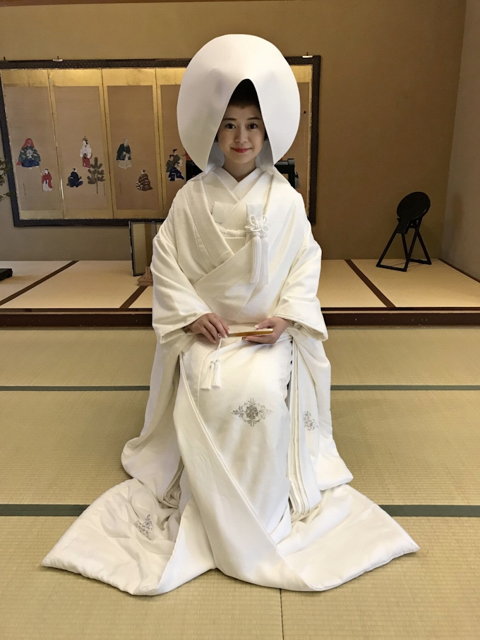 生糸の白無垢 道後で挙式 伊予の伝統復活へ産学連携 日本経済新聞