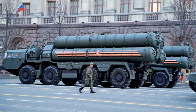 トルコへの納入が始まったロシア製防空ミサイル「S400」(モスクワ、19年4月)=ロイター トルコへの納入が始まったロシア製防空ミサイル「S400」(モスクワ、19年4月)=ロイター