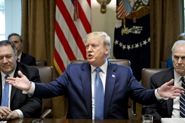 トランプ米大統領が意欲を示すイランとの対話のハードルは高い(16日、ワシントン)=AP トランプ米大統領が意欲を示すイランとの対話のハードルは高い(16日、ワシントン)=AP