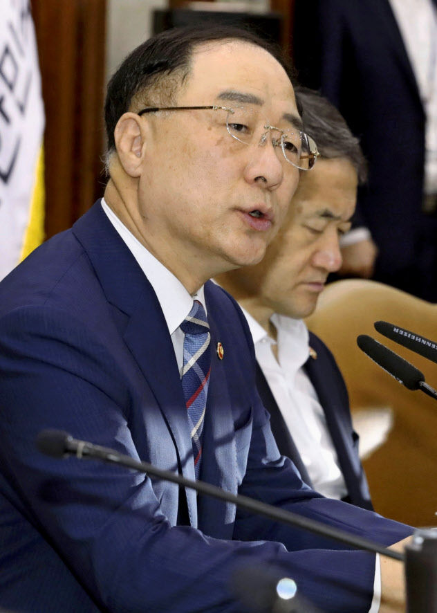 会議で発言する韓国の洪楠基・経済副首相兼企画財政相(17日、ソウル)=聯合・共同 会議で発言する韓国の洪楠基・経済副首相兼企画財政相(17日、ソウル)=聯合・共同