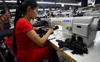 ミャンマーでは縫製業での外国投資が目立つ（3月、ヤンゴン市内の工場）