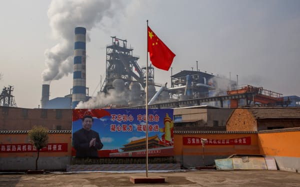 中国の鉄鋼需要は弱含んでいる（河南省の製鉄所）=ロイター