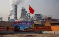 中国の鉄鋼需要は弱含んでいる（河南省の製鉄所）=ロイター