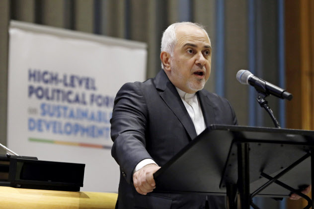 国連で演説するイランのザリフ外相(17日、ニューヨーク)=AP 国連で演説するイランのザリフ外相(17日、ニューヨーク)=AP