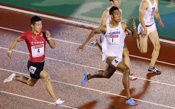 陸上日本選手権の男子100メートルで、10秒02をマークして優勝したサニブラウン=共同