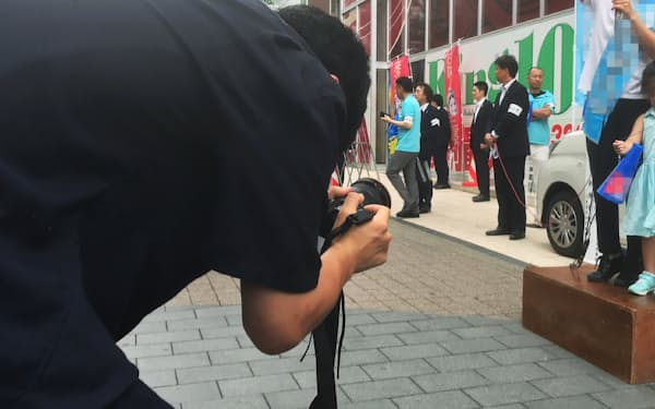 街頭演説を撮影する陣営スタッフ（18日、三重県四日市市）=一部画像処理しています