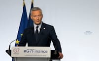 G7財務相・中銀総裁会議の閉幕後に会見するフランスのルメール経済・財務相（18日午後、パリ北部のシャンティイ）