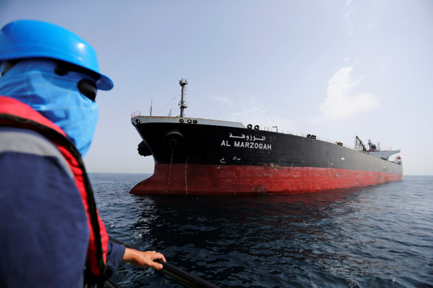 6月以降、ホルムズ海峡近くでは何者かによるタンカーへの攻撃が相次いでいる=ロイター 6月以降、ホルムズ海峡近くでは何者かによるタンカーへの攻撃が相次いでいる=ロイター