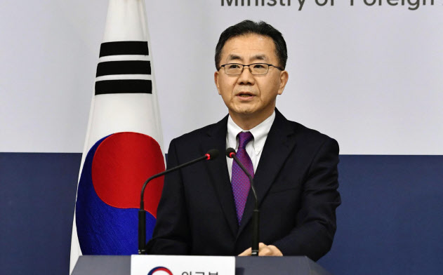 18日、ソウルで記者会見する韓国外務省報道官(共同) 18日、ソウルで記者会見する韓国外務省報道官(共同)