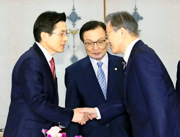 日本の対韓規制強化を巡り与野党代表との会談に臨む文在寅大統領(右)(18日、韓国大統領府)=聯合・共同 日本の対韓規制強化を巡り与野党代表との会談に臨む文在寅大統領(右)(18日、韓国大統領府)=聯合・共同