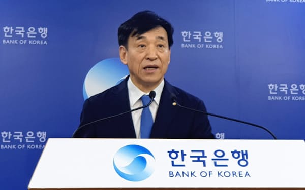 電撃利下げを発表した韓国銀行の李柱烈（イ・ジュヨル）総裁