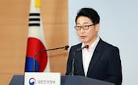19日、記者会見する韓国産業通商資源省の李浩鉉（イ・ホヒョン）貿易政策官