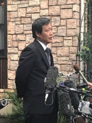 京都アニメーションの火災現場に献花後、報道陣の取材に応じる京都府警の植田秀人本部長(19日午後、京都市伏見区) 京都アニメーションの火災現場に献花後、報道陣の取材に応じる京都府警の植田秀人本部長(19日午後、京都市伏見区)