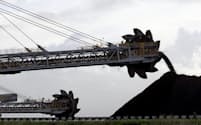 石炭の需要は弱まっている（豪州の積み出し港）=ロイター