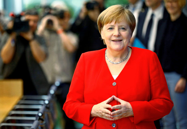 夏休み前の恒例の記者会見に臨むメルケル独首相=ロイター 夏休み前の恒例の記者会見に臨むメルケル独首相=ロイター