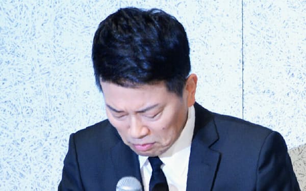 記者会見で頭を下げる「雨上がり決死隊」の宮迫博之さん（20日、東京都港区）