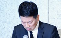 記者会見で頭を下げる「雨上がり決死隊」の宮迫博之さん（20日、東京都港区）