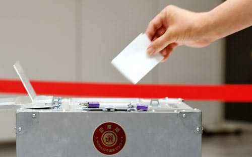 参院選の投票用紙に記入する有権者(21日、東京都千代田区)