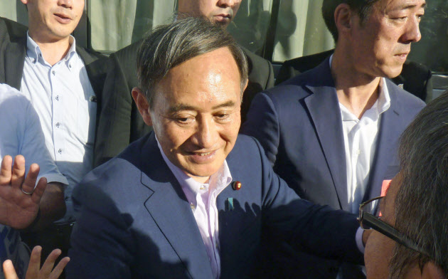 参院選立候補者の応援に駆け付け、聴衆とタッチする菅官房長官(新潟市)=共同 参院選立候補者の応援に駆け付け、聴衆とタッチする菅官房長官(新潟市)=共同
