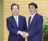 会談を前に公明党の山口代表(左)と握手する安倍首相(22日、首相官邸) 会談を前に公明党の山口代表(左)と握手する安倍首相(22日、首相官邸)