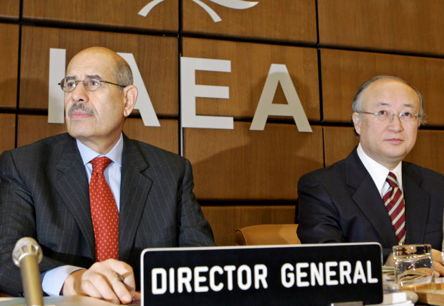 IAEAの第4代事務局長、エルバラダイ氏(左)と、後に第5代に就任する天野之弥・理事会議長(2006年2月、ウィーンでの理事会)=ロイター IAEAの第4代事務局長、エルバラダイ氏(左)と、後に第5代に就任する天野之弥・理事会議長(2006年2月、ウィーンでの理事会)=ロイター