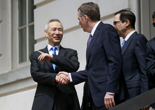 米中の直接交渉は5月にワシントンでライトハイザー氏(中)と劉氏(左)が会談してから途絶えている=ロイター 米中の直接交渉は5月にワシントンでライトハイザー氏(中)と劉氏(左)が会談してから途絶えている=ロイター
