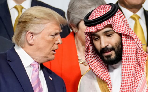 6月28日、大阪でのG20サミットで言葉を交わすトランプ米大統領(左)とムハンマド・サウジアラビア皇太子=ロイター 6月28日、大阪でのG20サミットで言葉を交わすトランプ米大統領(左)とムハンマド・サウジアラビア皇太子=ロイター