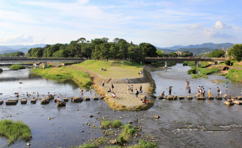 京都随一、水辺の行楽地 「鴨川デルタ」の記憶 時を刻む - 日本経済新聞