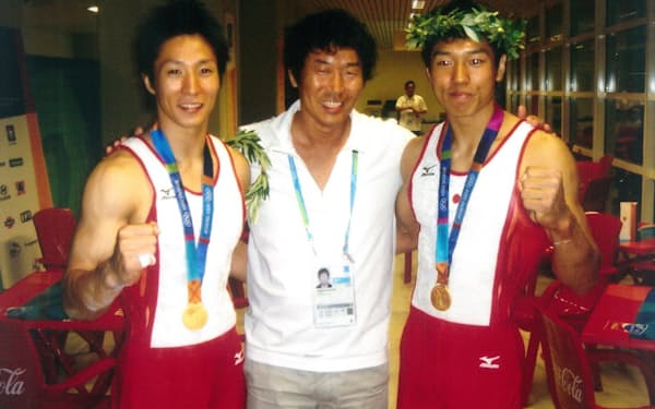 アテネ五輪・体操の金メダル選手と（左から米田功氏、本人、現・男子代表監督の水鳥寿思氏）