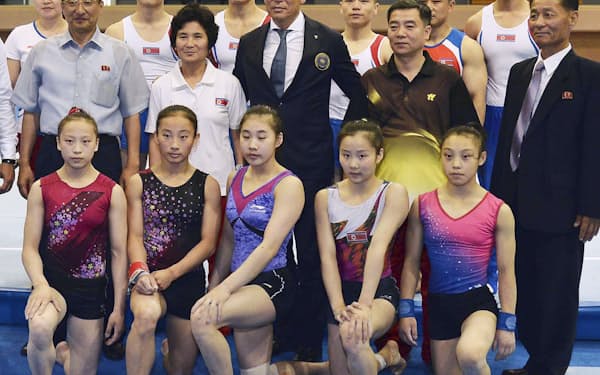 平壌で北朝鮮の体操選手らと記念写真に納まる渡辺守成さん（2列目中央、2018年7月）=共同