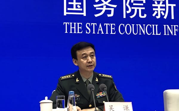 中国国防省の呉謙報道官（北京、24日）
