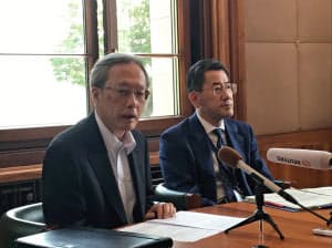 WTOの一般理事会で発言した後、記者会見する伊原純一ジュネーブ国際機関代表部大使(左、24日、ジュネーブのWTO本部)