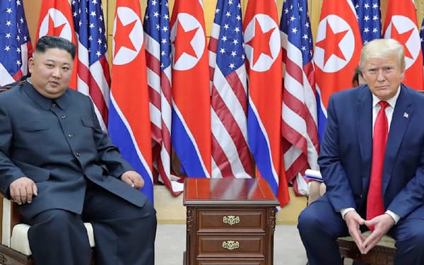 米朝首脳会談に同席した北朝鮮の李容浩外相(左)（6月30日、板門店）=朝鮮中央通信