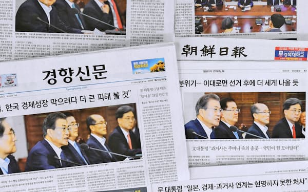 韓国メディアは連日、日本の対韓輸出規制問題を大きく報じている（16日付の韓国各紙、ソウル）=共同